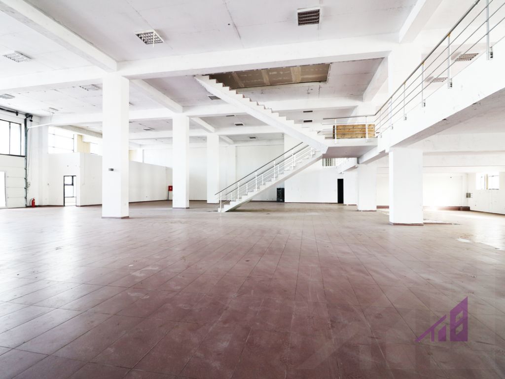 Objekt me qira 1400m2 në magjistralen Prishtinë-Mitrovicë 3