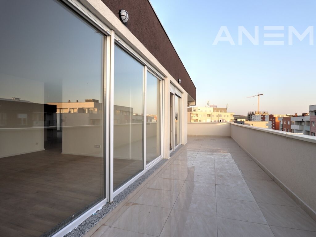 Penthouse me qira me 4 hapësira pune në Mati 1