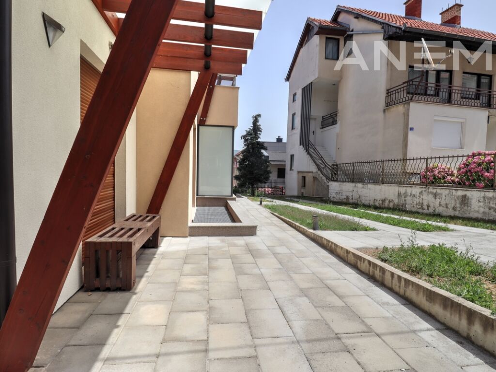 Shtëpi me qira 4 dhoma gjumi në lagjen Velania 3