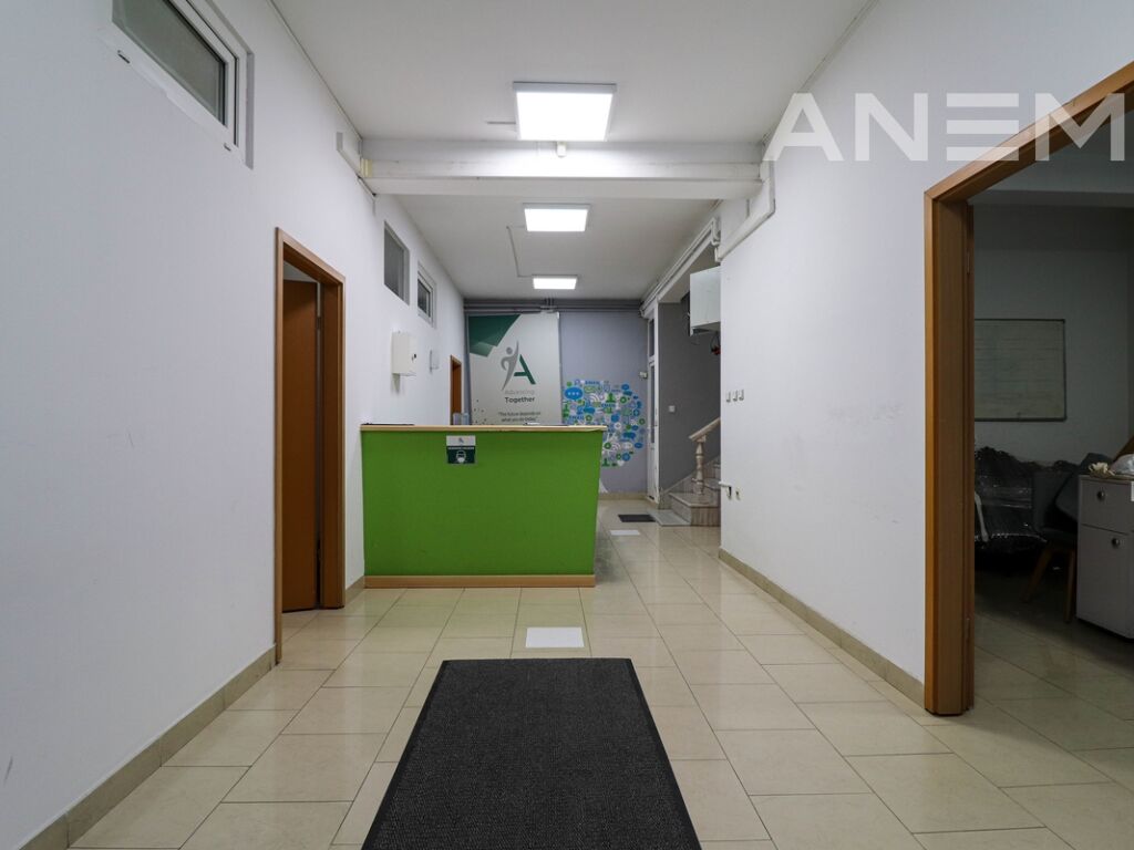 Zyre me qira 430m² në lagjen Aktash 2