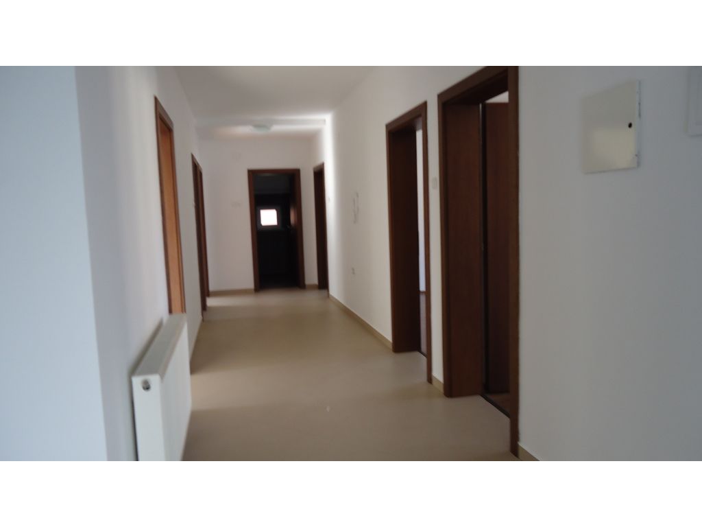 Shtëpi me qira 300m2 ne Velani 2