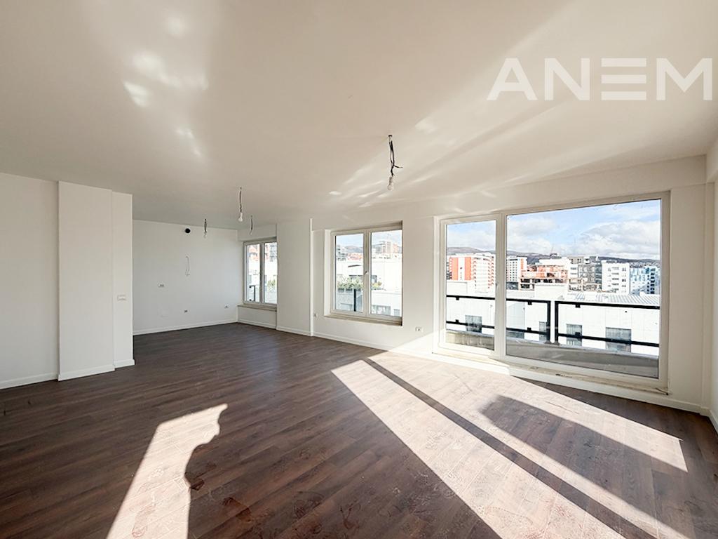 Penthouse në shitje 177m² + 44m² + 35m² në Rrugën C 3