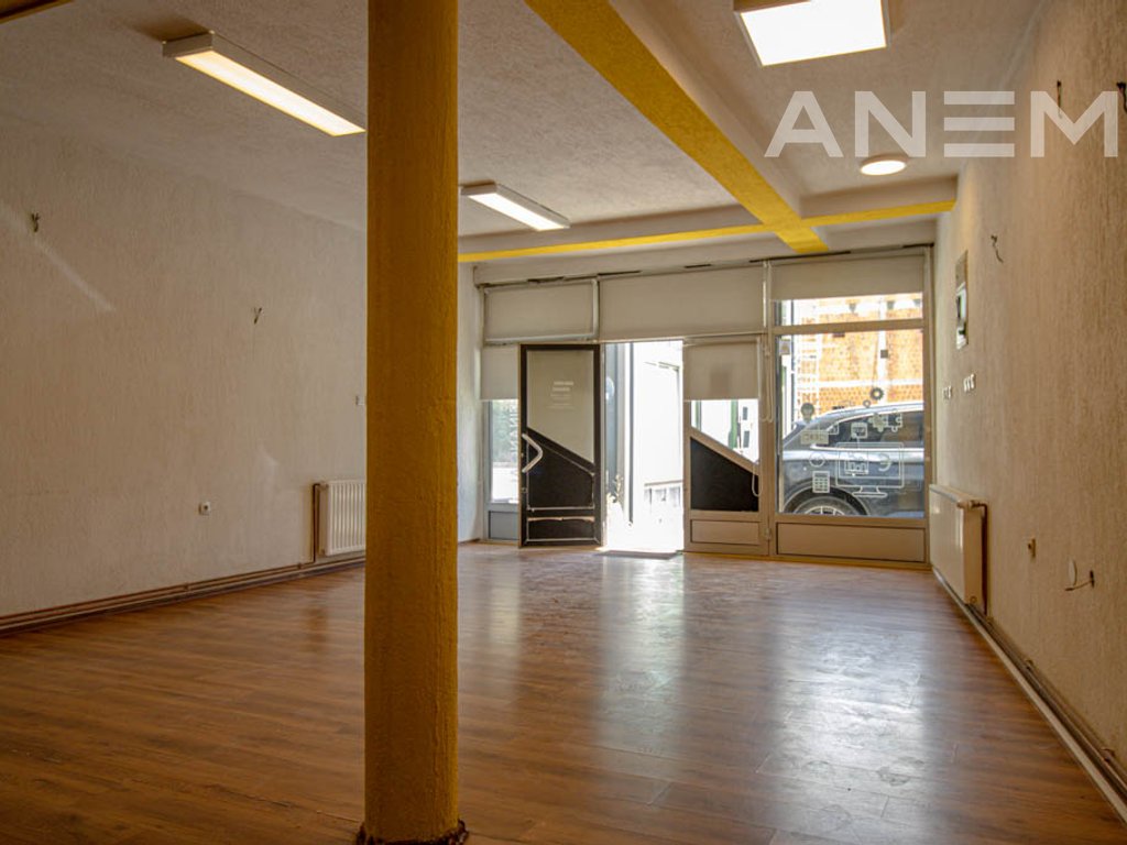 Lokal me qira me 1 hapësirë pune në Qendër 3