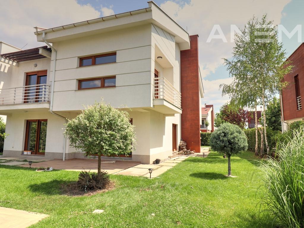 Shtëpi në shitje 360m² + 60m² bodrum dhe 100m² nënkulm në Marigona Residence