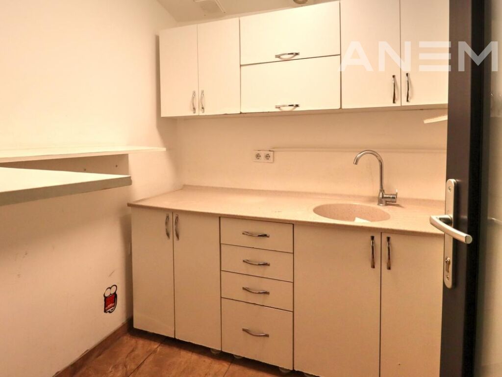 Zyre me qira 208m² në lagjen Arbëria