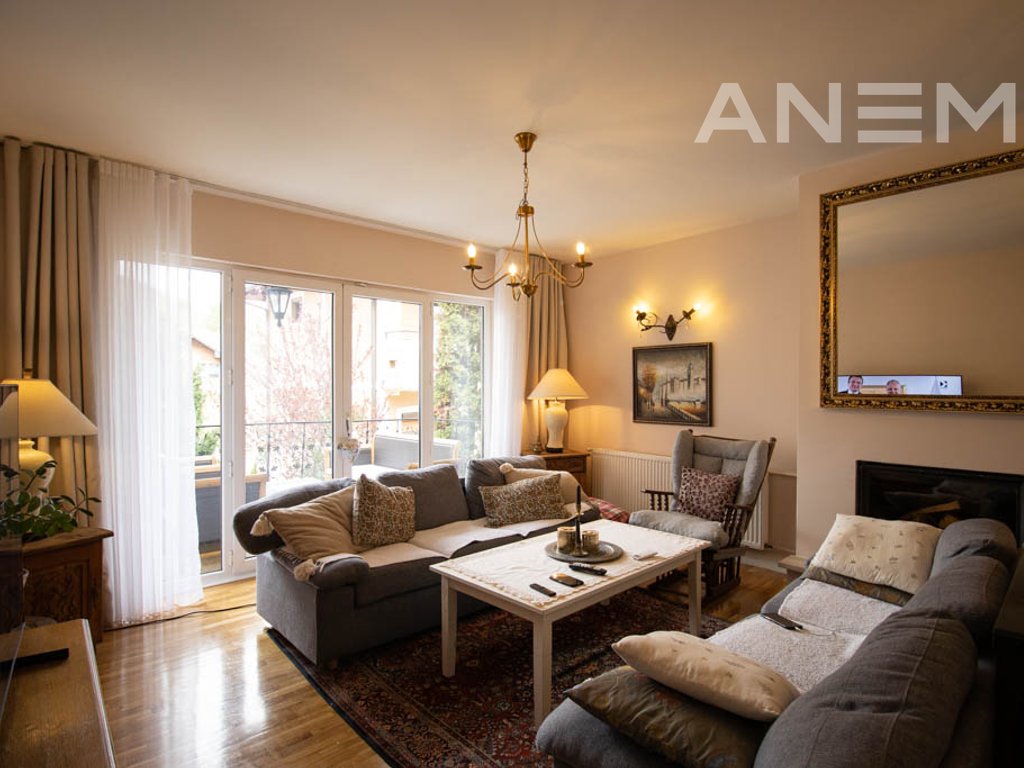 Shtëpi me qira 190m² në Sofali