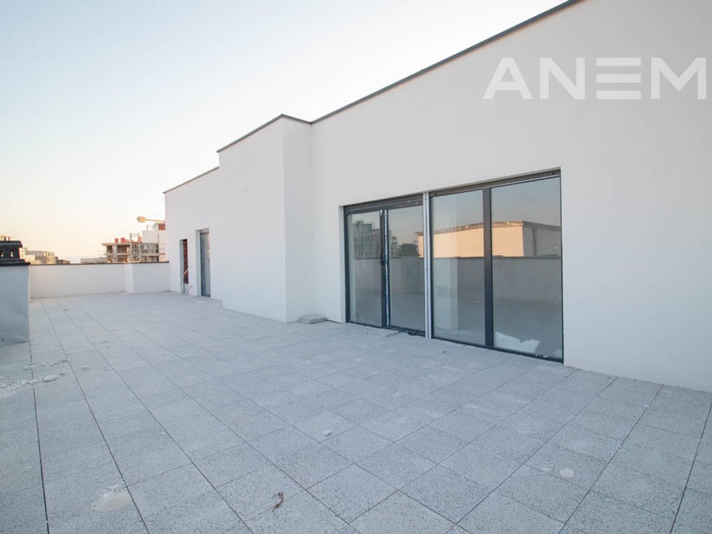 Penthouse në shitje 190m² + 80m² tarracë në lagjen Prishtina e Re 3