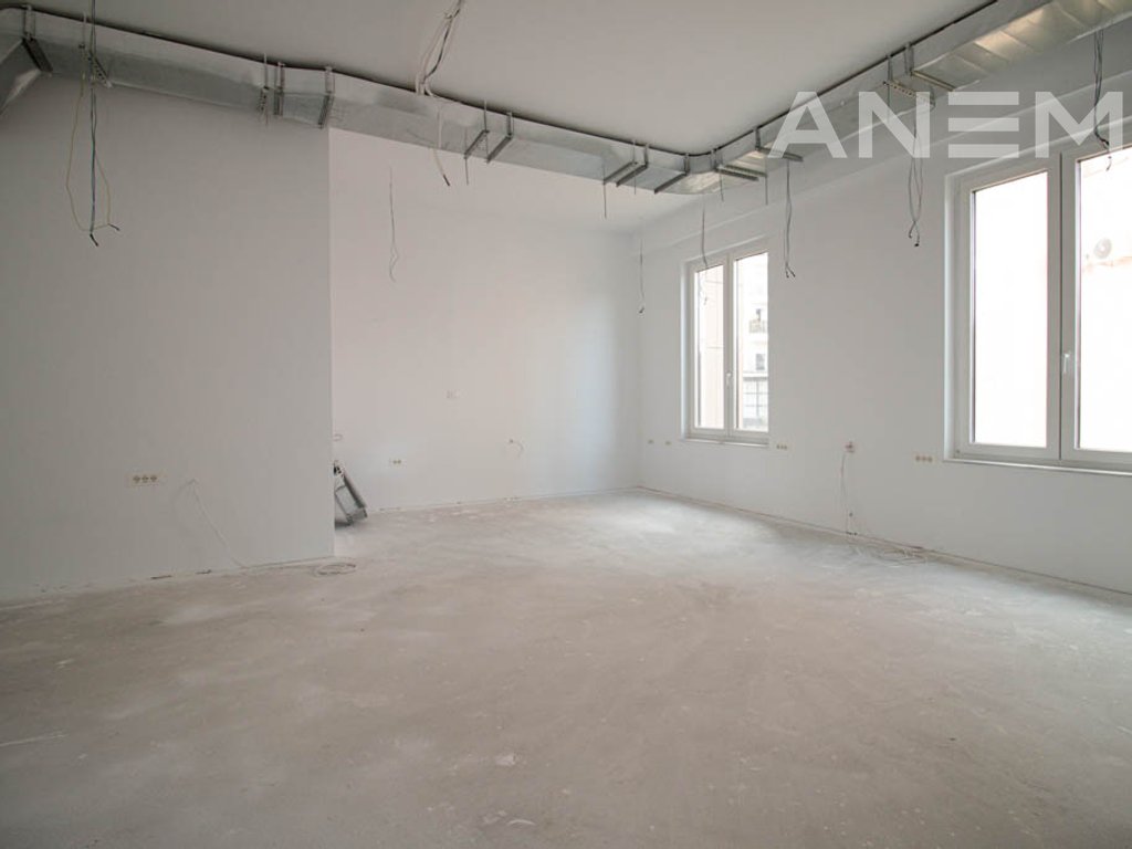 Zyre me qira 400m² në lagjen Bregu i Diellit. 3