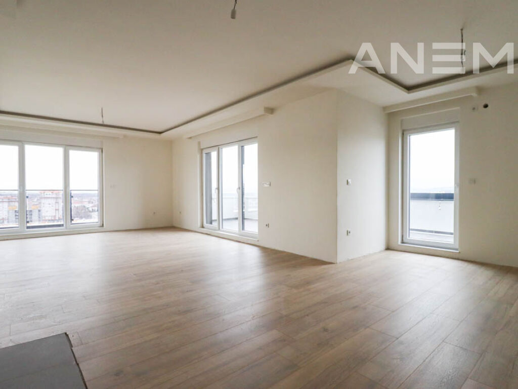 Penthouse me qira me 3 dhoma gjumi në lagjen Kalabria