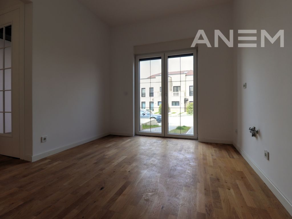 Shtëpi me qira me 3 dhoma gjumi në Royal Green Residence
