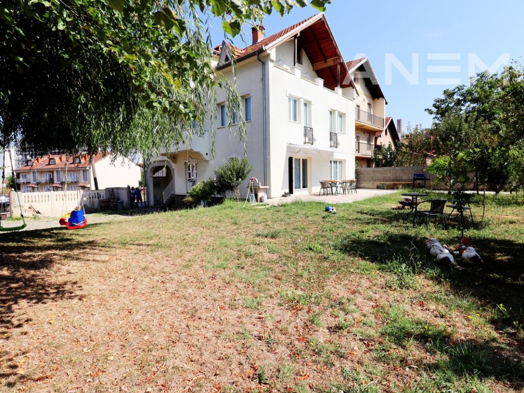 Shtëpi me qira 300m2 në lagjën Kalabria 2