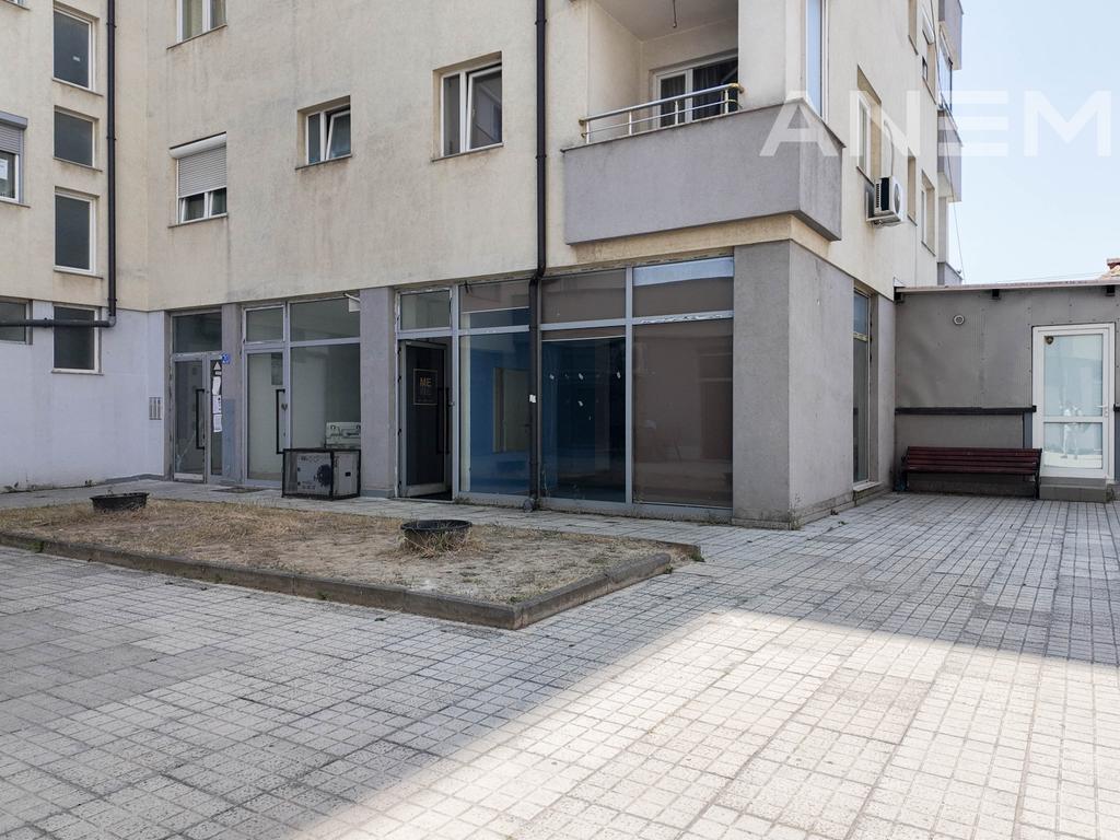 Zyre me qira 100m²+50m² në lagjen Kalabria