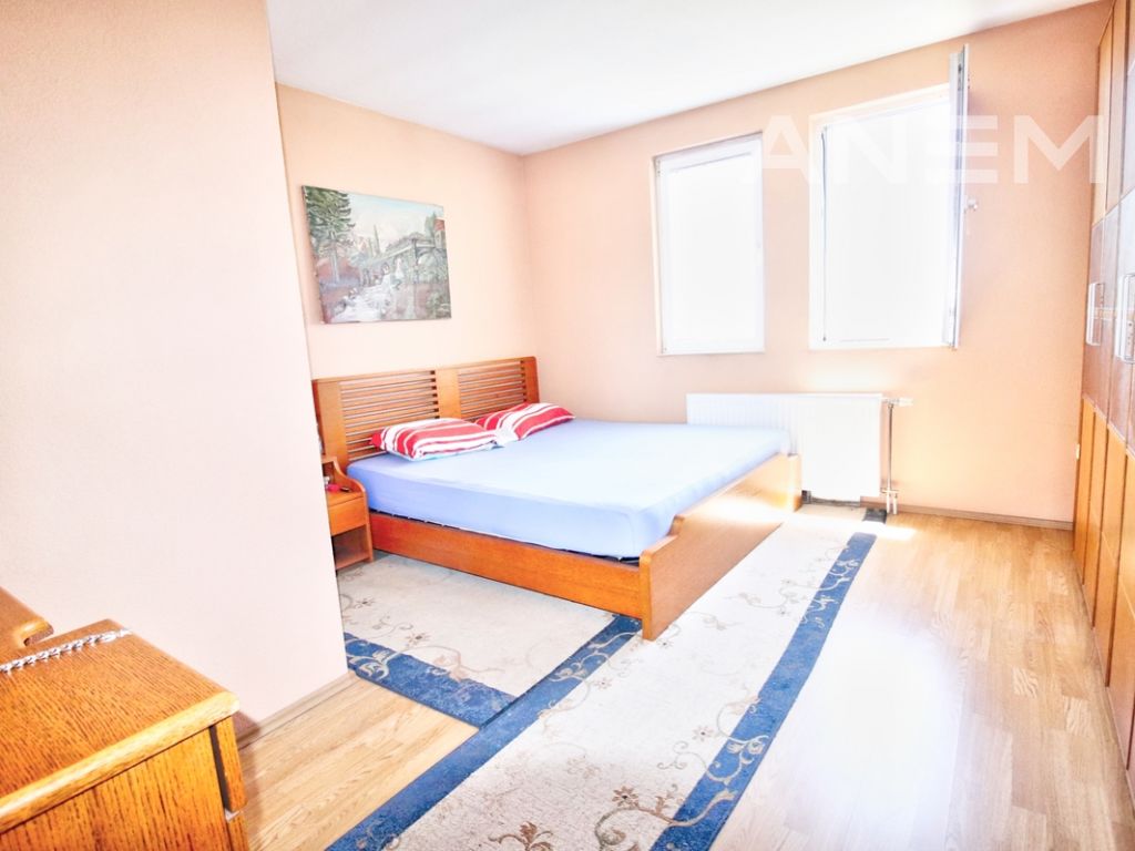 Shtëpi në shitje 230m² te Përroi i njelmët