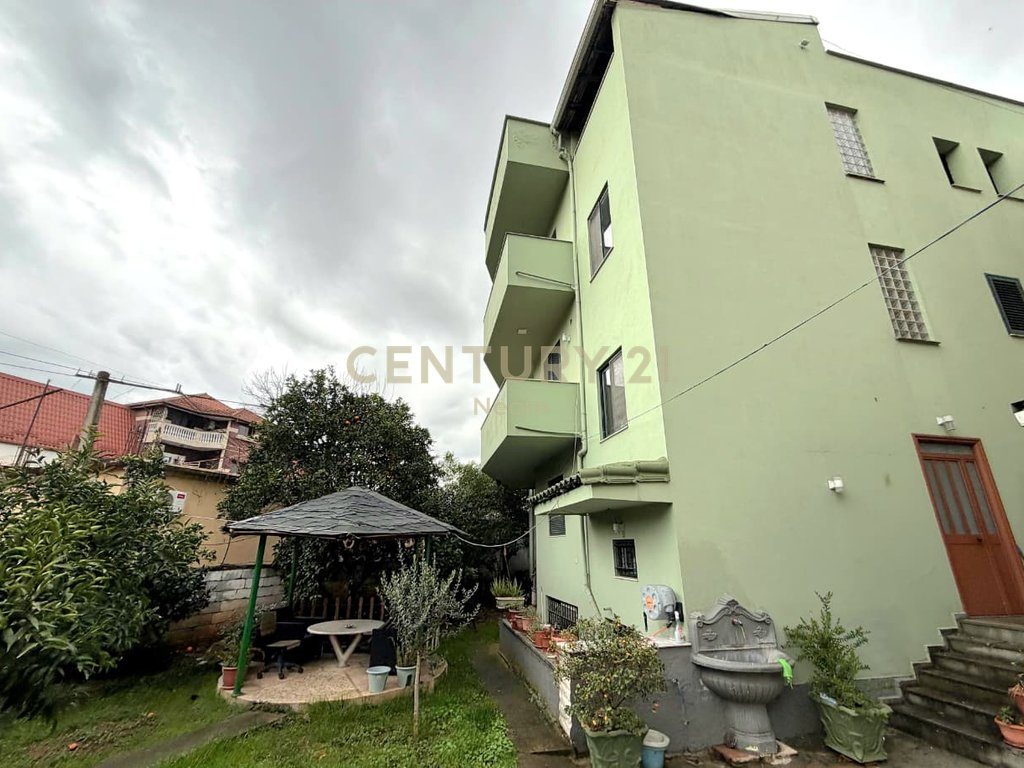VILLA FOR SALE - 526m² AT THE SPORTS FIELD, LAPRAKË