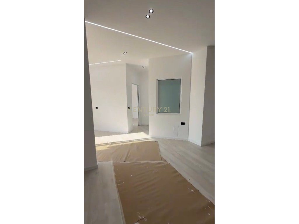 Apartment 2+1 with veranda for sale in Lungomare, Vlorë – a perfect opportunity for living or investment! 2