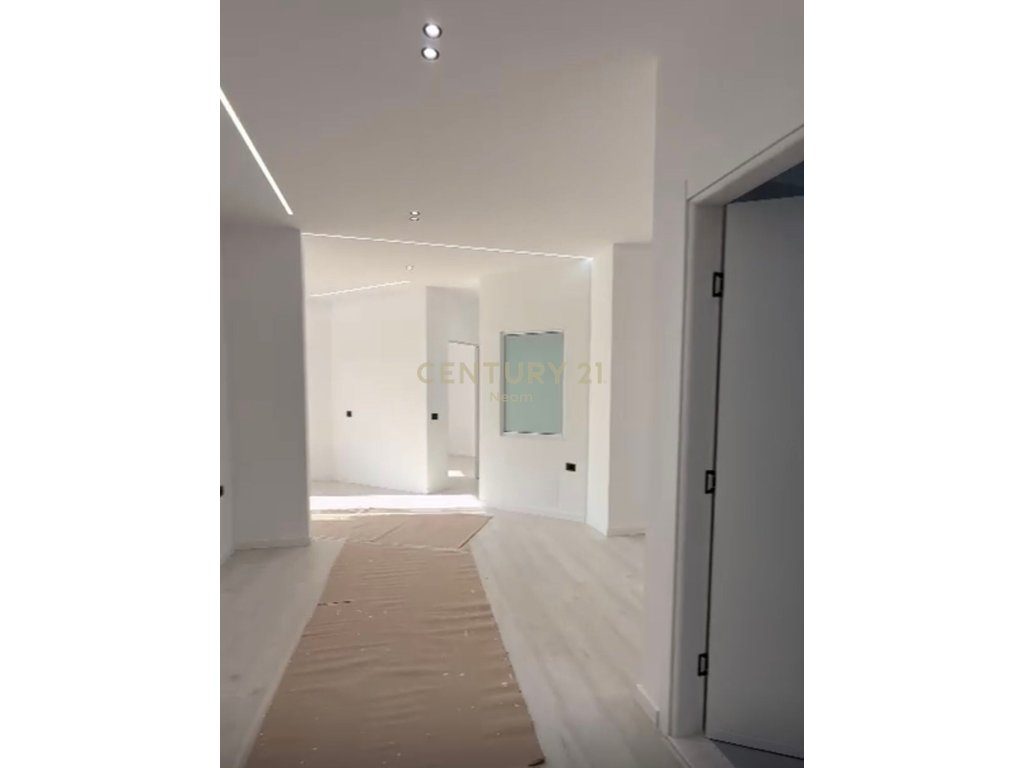 Apartment 2+1 with veranda for sale in Lungomare, Vlorë – a perfect opportunity for living or investment!