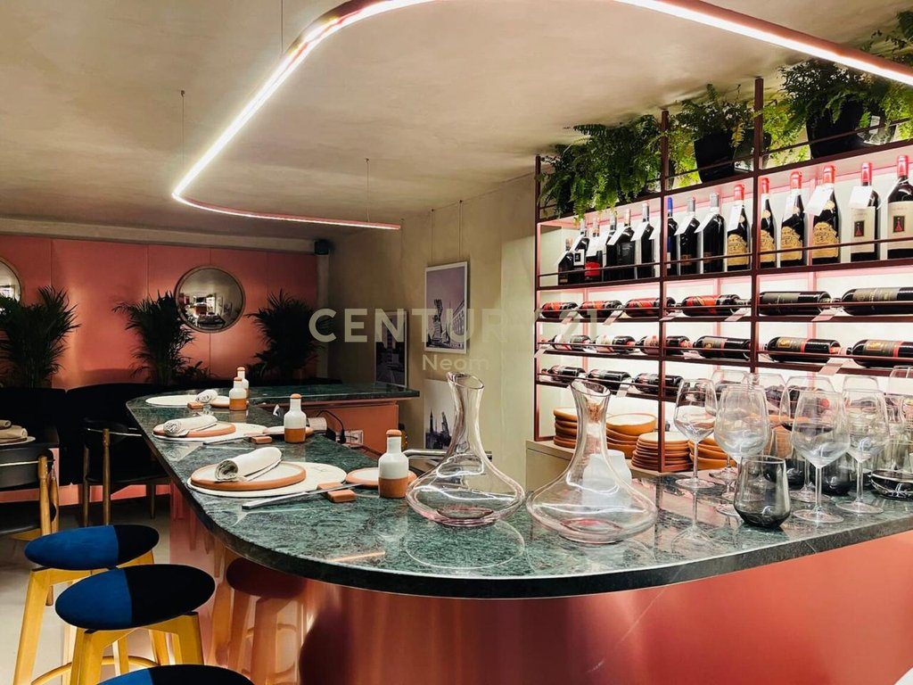 QIRA, BAR-RESTAURANT ENVIRONMENT