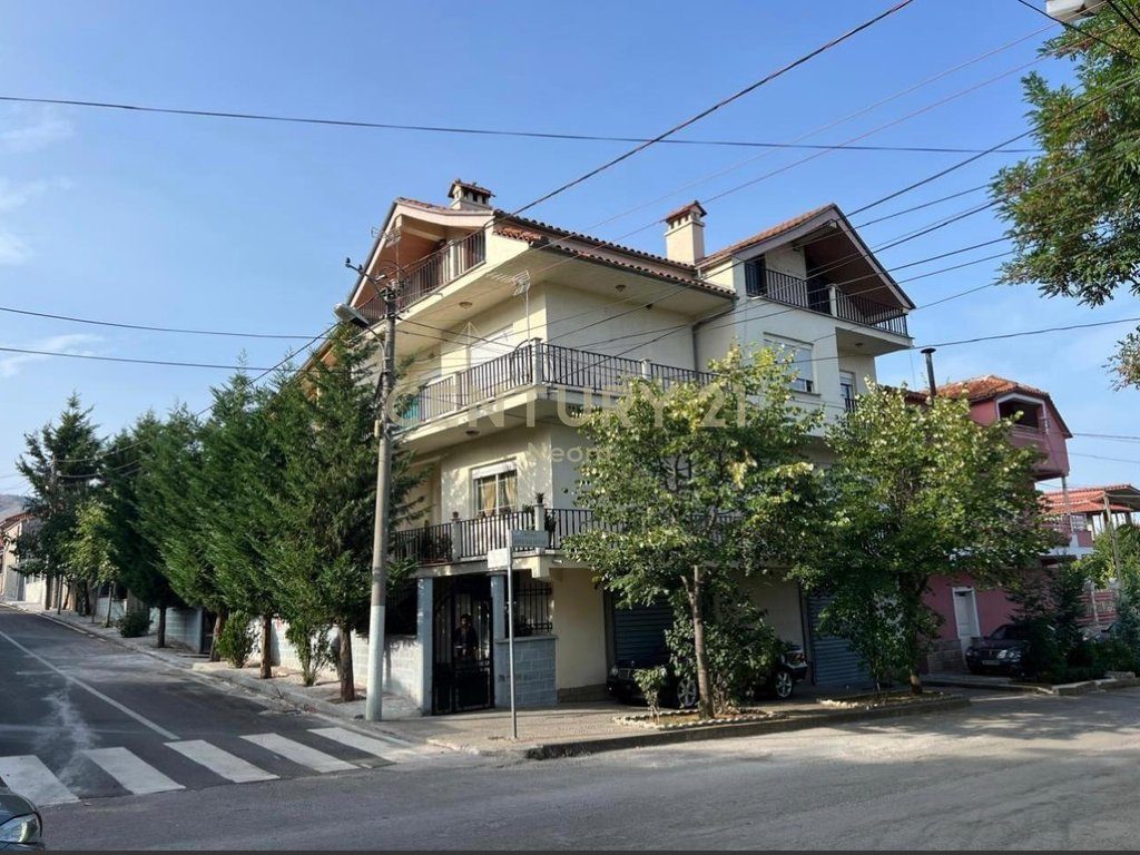 4-STOREY VILLA FOR SALE IN THE CENTER OF KORÇË - 130000 Euro