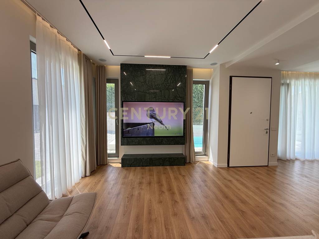 Villa with private pool for rent – Dry Lake 3