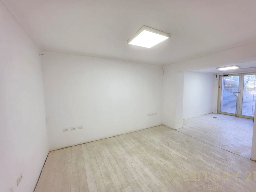 JAPIM ME QIRA AMBIENT KOMERCIAL KAT ZERO PRANE MOZAIKUT TE TIRANES. 4