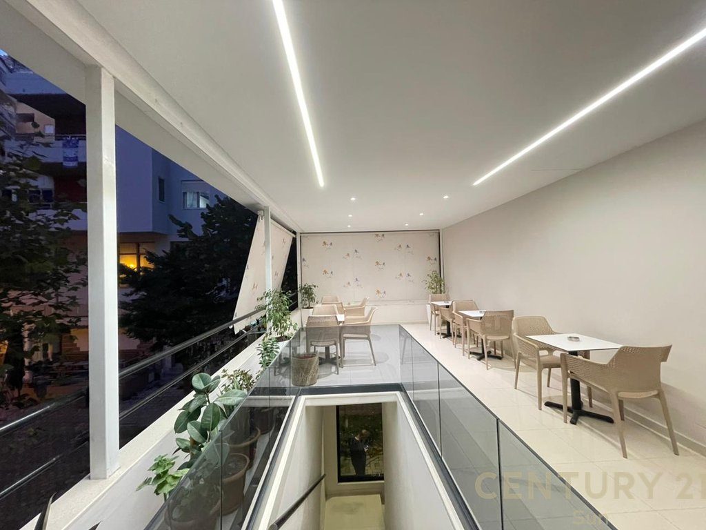 HOTEL PËR SHITJE PRANË PORTIT NË VLORË! 2