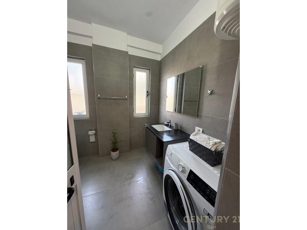 APARTAMENT PER QIRA 2+1+2 + 2 BALLKONE TEK ISH STACIONI I FUNDIT I TIRANES SE RE ! 2
