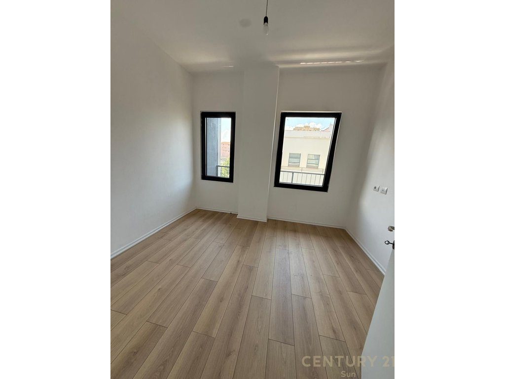 JEPET ME QIRA APARTAMENT PER ZYRE 3+1+2+2 POSTE PARKIMI TEK RRUGA E BARRIKADAVE ! 3