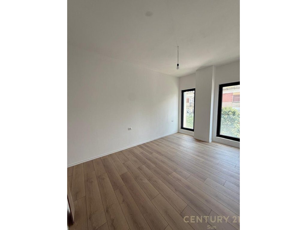 JEPET ME QIRA APARTAMENT PER ZYRE 3+1+2+2 POSTE PARKIMI TEK RRUGA E BARRIKADAVE !