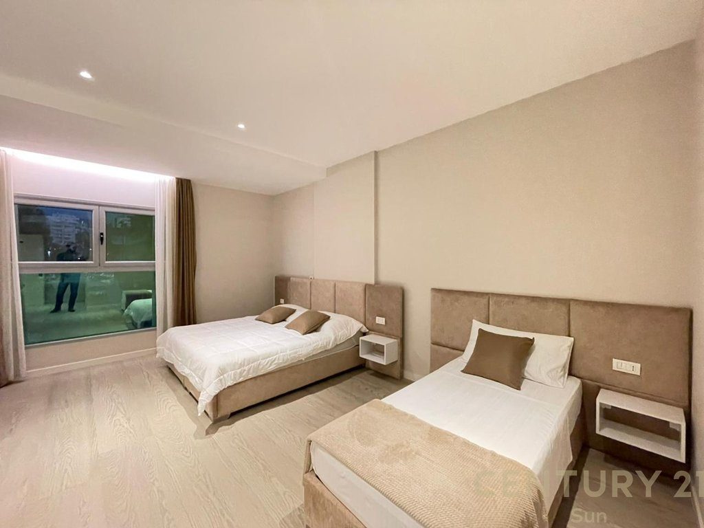 HOTEL PËR SHITJE PRANË PORTIT NË VLORË!