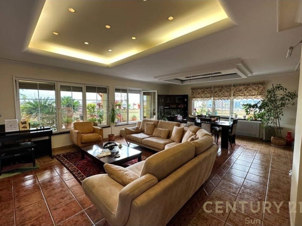 OKAZION SHITET PENTHOUSE NE QENDER TE TIRANES