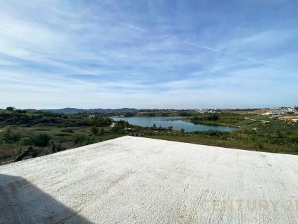Shitet vilë B2 në liqenin e Farkës "Lakeside Residencë" !!!