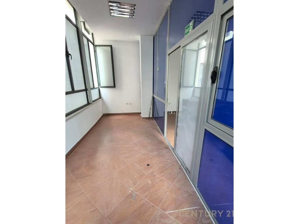 Jepet me qera zyre 90 m² te ish ekspozita! 3