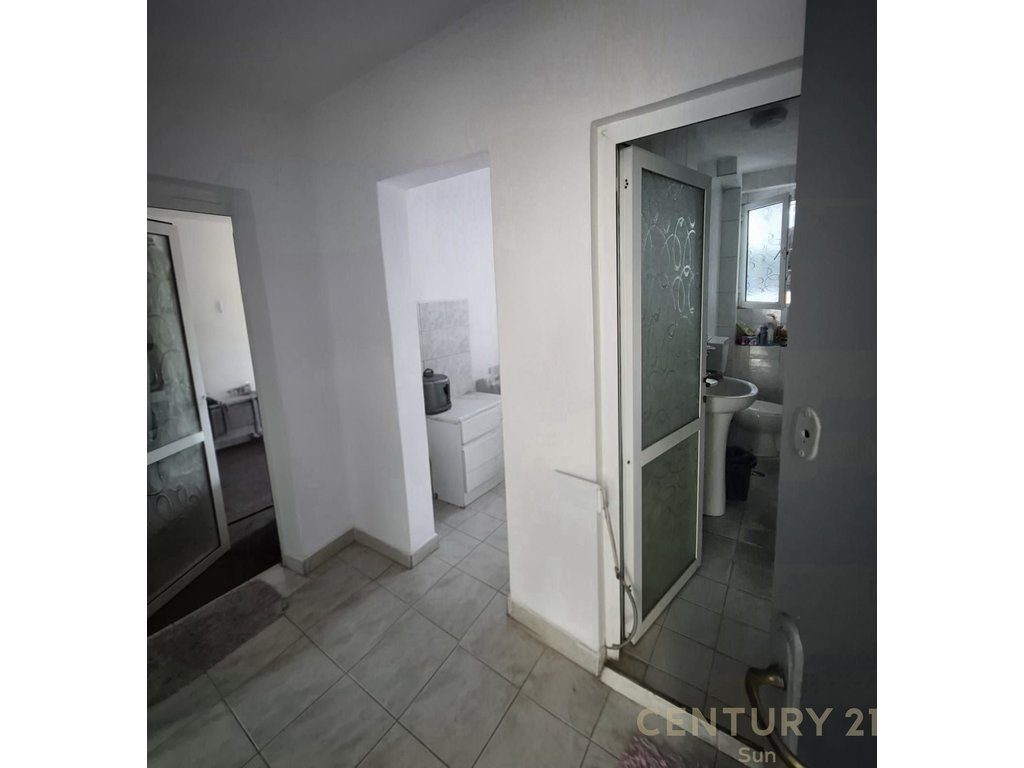 Apartament 1+1 për shitje – Rruga e Kavajës, pranë Garden Building! 2