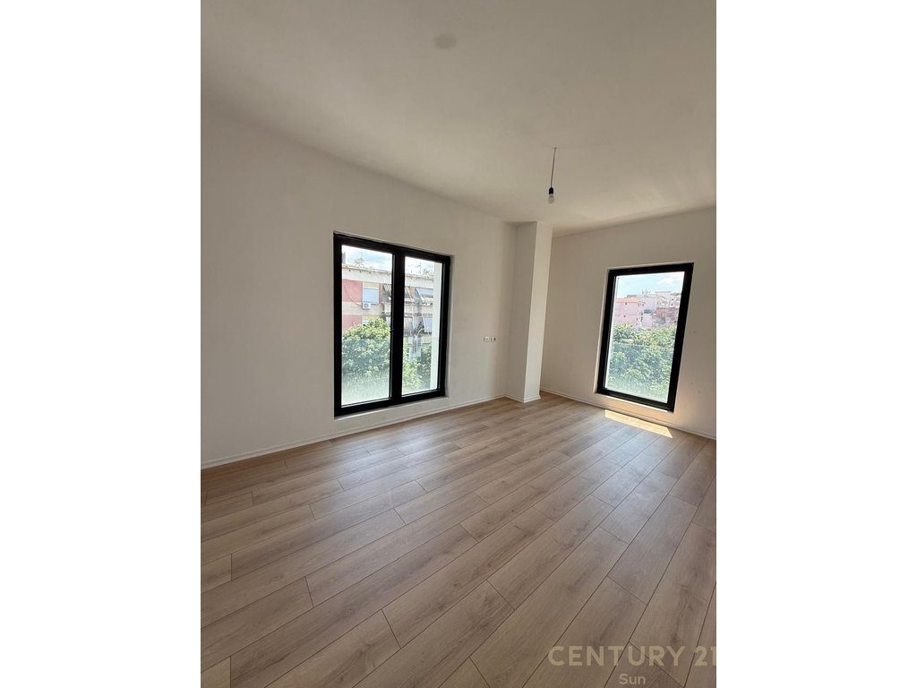 JEPET ME QIRA APARTAMENT PER ZYRE 3+1+2+2 POSTE PARKIMI TEK RRUGA E BARRIKADAVE ! 2