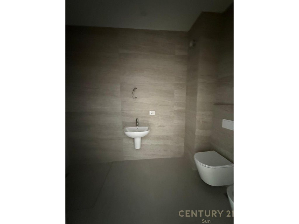 JEPET ME QIRA APARTAMENT PER ZYRE 3+1+2+2 POSTE PARKIMI TEK RRUGA E BARRIKADAVE ! 4