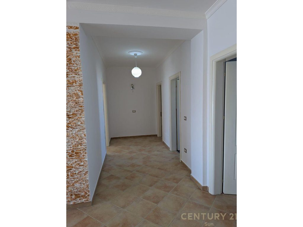 SHITET APARTAMENT 3+1 PRANE STADIUMIT DURRES!
