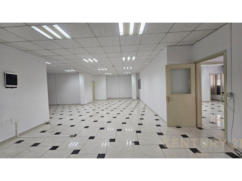 ZYRA 300 M2 ME QIRA NE RRUGEN E ELBASANIT