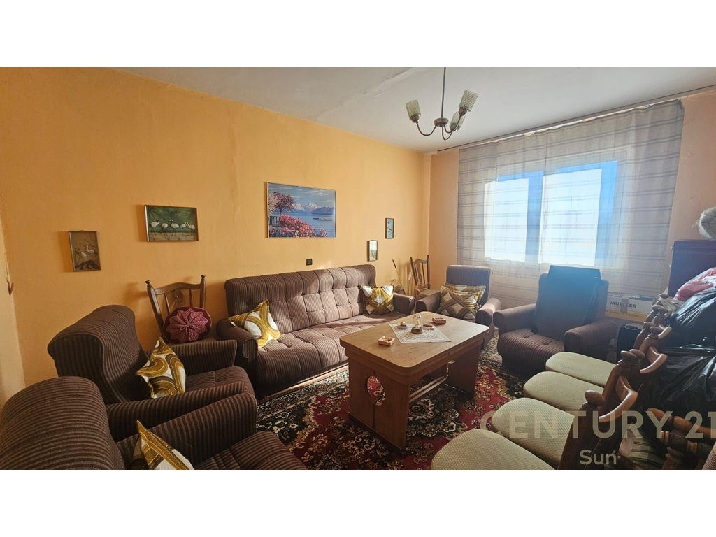 SHITET APARTAMENT 3+1 PRANE ISH PROFARMES