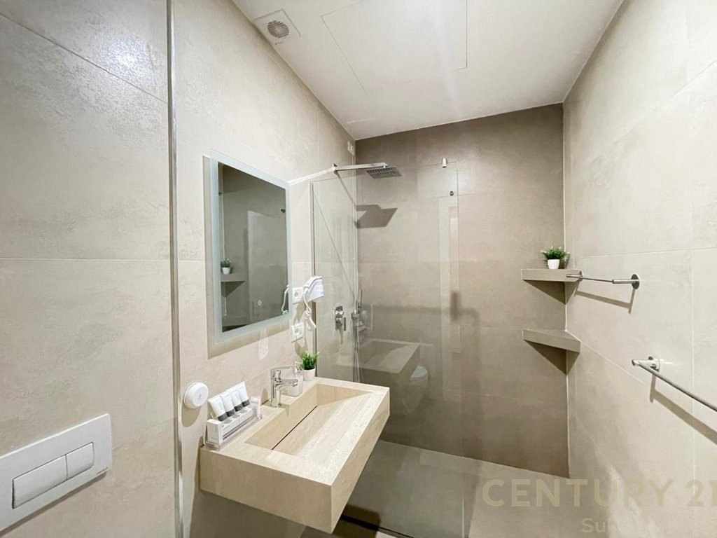 HOTEL PËR SHITJE PRANË PORTIT NË VLORË!