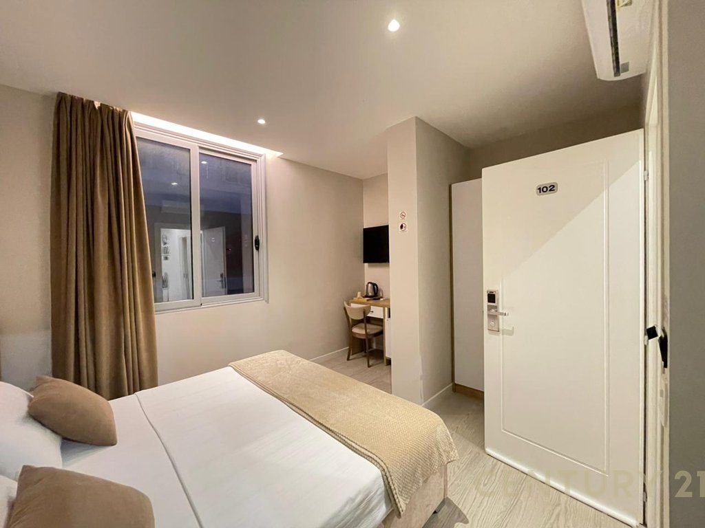HOTEL PËR SHITJE PRANË PORTIT NË VLORË!