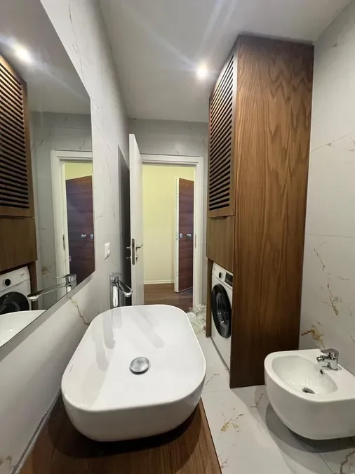 Jepet me qera apartament 2+1 ne zonen e Xhamllikut, rruga Telo Ndini,, € 830, 75 m² 3