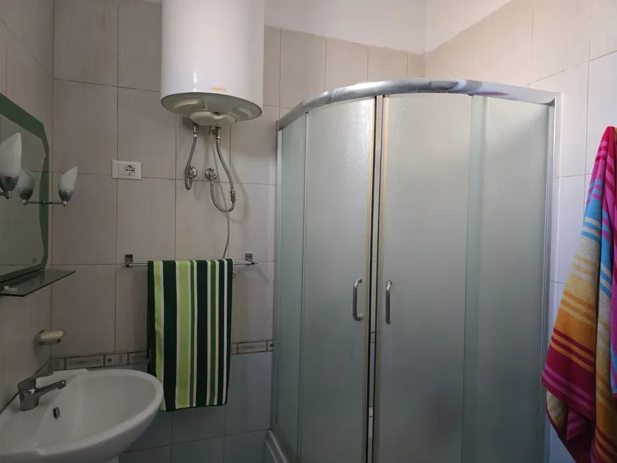 Jepet me qera tek rruga Siri Kodra 86, ngjitur me shkollen Siri Kodra, € 650, 90 m² 4