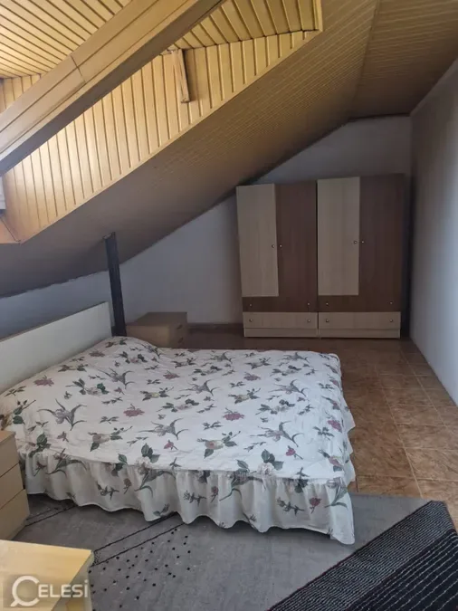 Jepet me qera papafingo në katin e dyte te nje vile 3 kateshe ne zonen e Kodres se Priftit ne rrugen Disha, € 373, 96 m² 4