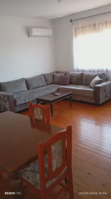 Jepet me qera apartament në katin e katert te nje vile 4 kateshe, tek Kodra e Priftit, ne fund te rruges Tonin Harapi, rrethrrotullimi i Shkozes, € 450, 100 m²