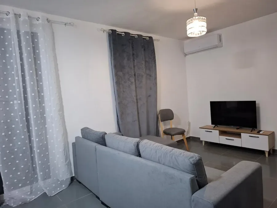 Jepet me qera apartament 3+1te pallatet e Bashkise, rruga 5 Maji, € 650, 116 m²