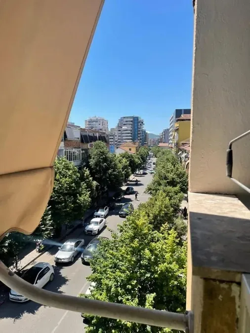 Jepet me qera 1+1 apartament në katin e katert te nje pallati te ri ne zonen e Medresese, rruga e Dibres, perballe shkolles Misto Mame, € 650, 65 m² 4