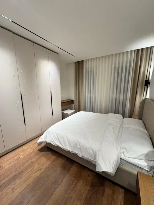 Jepet me qera apartament 2+1 ne zonen e Xhamllikut, rruga Telo Ndini,, € 830, 75 m² 2