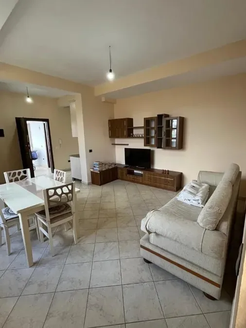 Jepet me qera apartment në katin e dyte te nje vile tre kateshe ne zonen e Kodres se Priftit ne rrugen Seit Gega, € 507, 100 m² 2