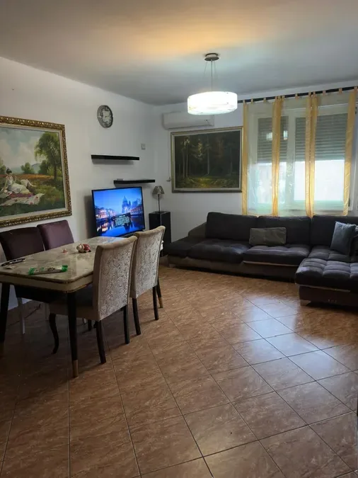 Jepet me qera apartment në katin e katert te nje pallati te ri 8 katesh ne zonen e 21 dhjetorit ne rrugen Kongresi i Lushnjes, € 700, 103 m² 3