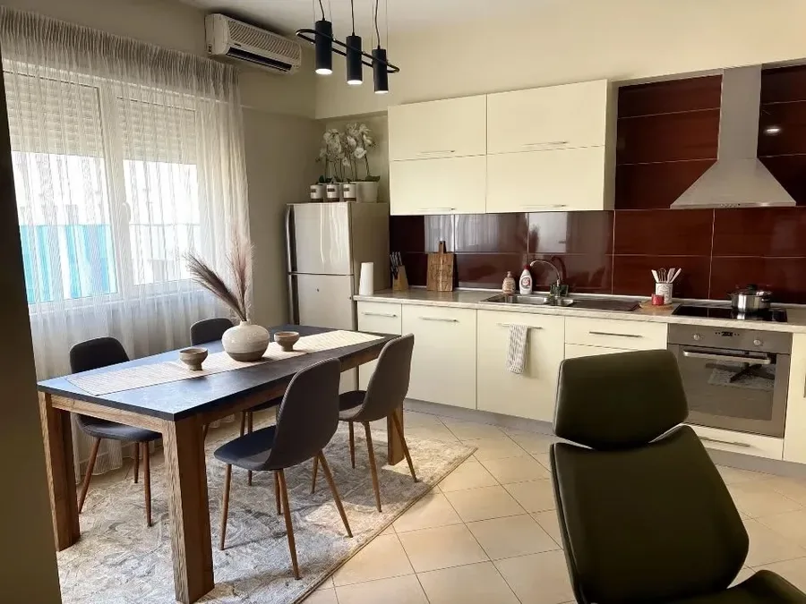 Jepet me qera apartament + verande/Penthouse katin e peste te nje pallati te ri ne zonen e Bulevardit te Ri, € 520, 110 m² 4